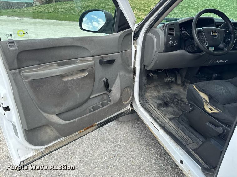 image for item EM3961 2011 Chevrolet Silverado 1500 Ext. Cab pickup truck