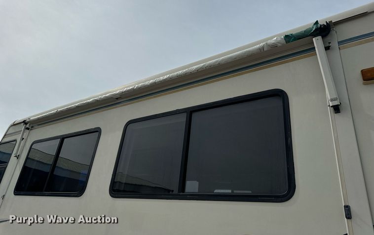 image for item EN4512 1996 Winnebago Adventure RV