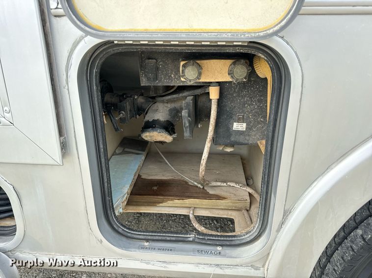 image for item EN4512 1996 Winnebago Adventure RV