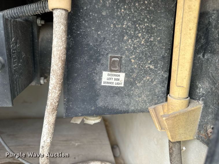 image for item EN4512 1996 Winnebago Adventure RV