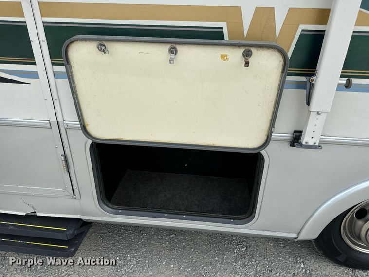 image for item EN4512 1996 Winnebago Adventure RV