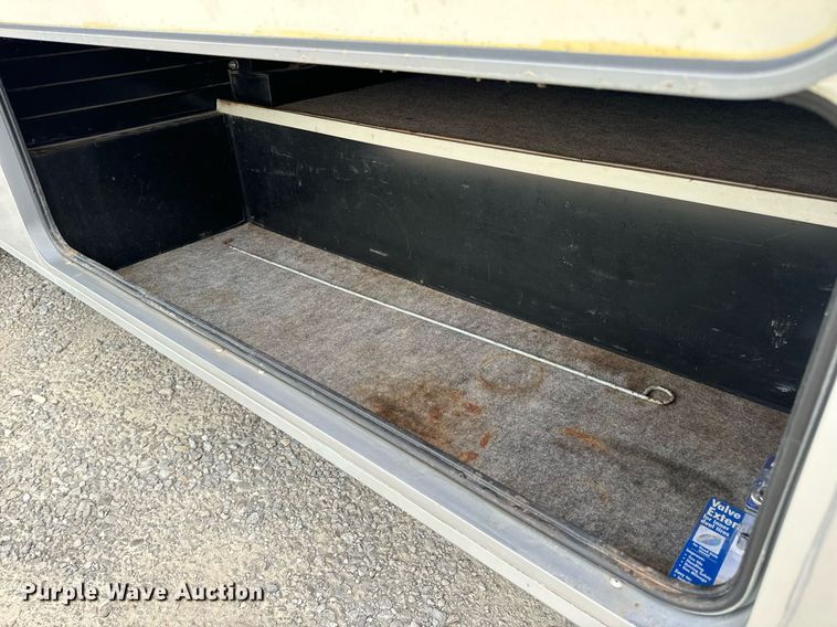 image for item EN4512 1996 Winnebago Adventure RV