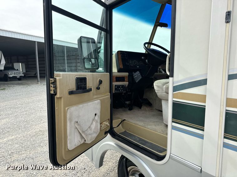 image for item EN4512 1996 Winnebago Adventure RV