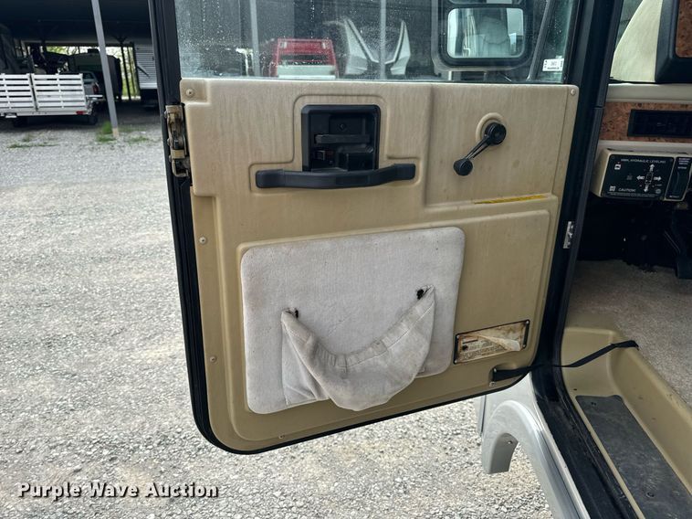 image for item EN4512 1996 Winnebago Adventure RV