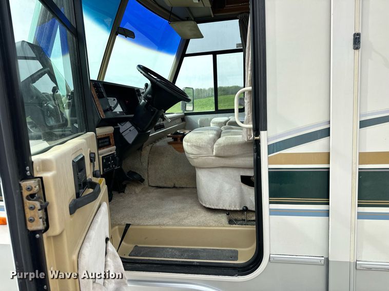 image for item EN4512 1996 Winnebago Adventure RV