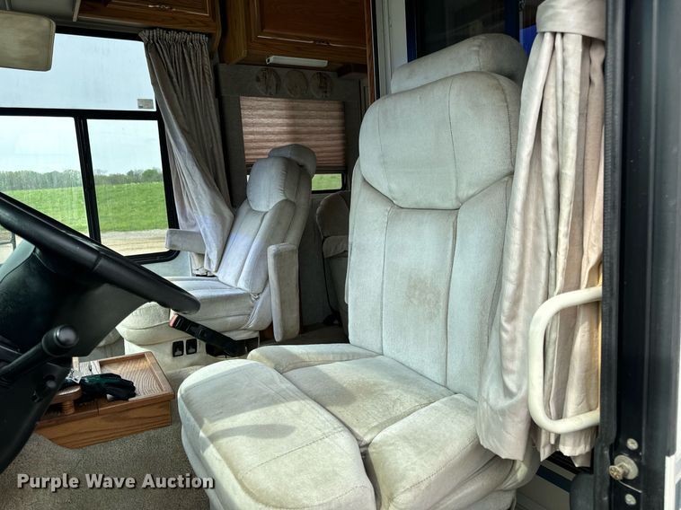 image for item EN4512 1996 Winnebago Adventure RV