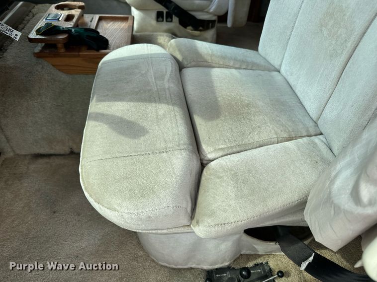 image for item EN4512 1996 Winnebago Adventure RV