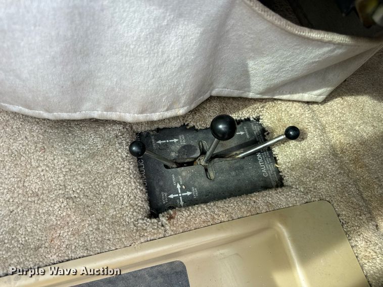 image for item EN4512 1996 Winnebago Adventure RV