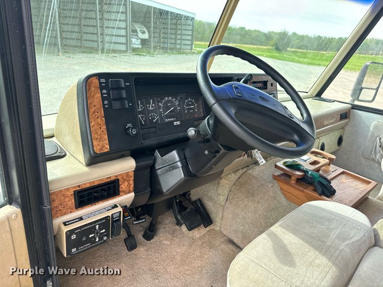 image for item EN4512 1996 Winnebago Adventure RV