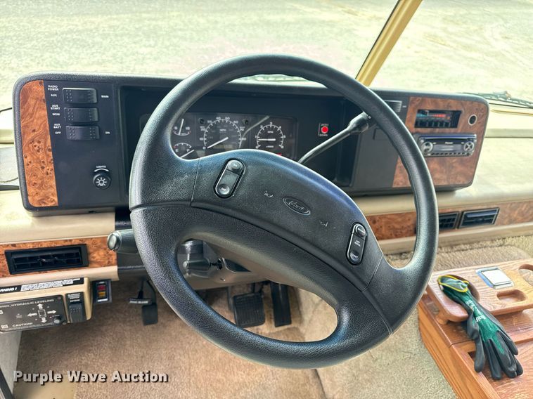 image for item EN4512 1996 Winnebago Adventure RV