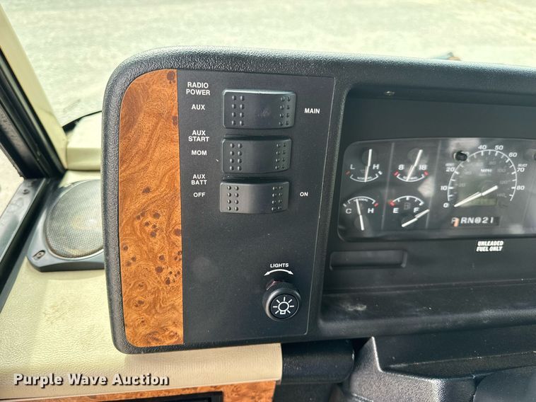 image for item EN4512 1996 Winnebago Adventure RV