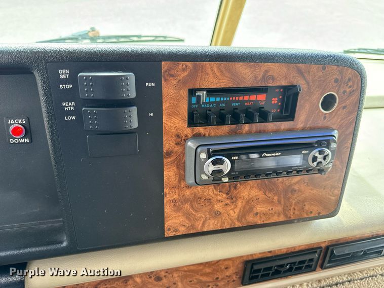 image for item EN4512 1996 Winnebago Adventure RV