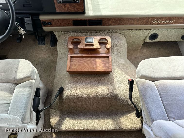 image for item EN4512 1996 Winnebago Adventure RV