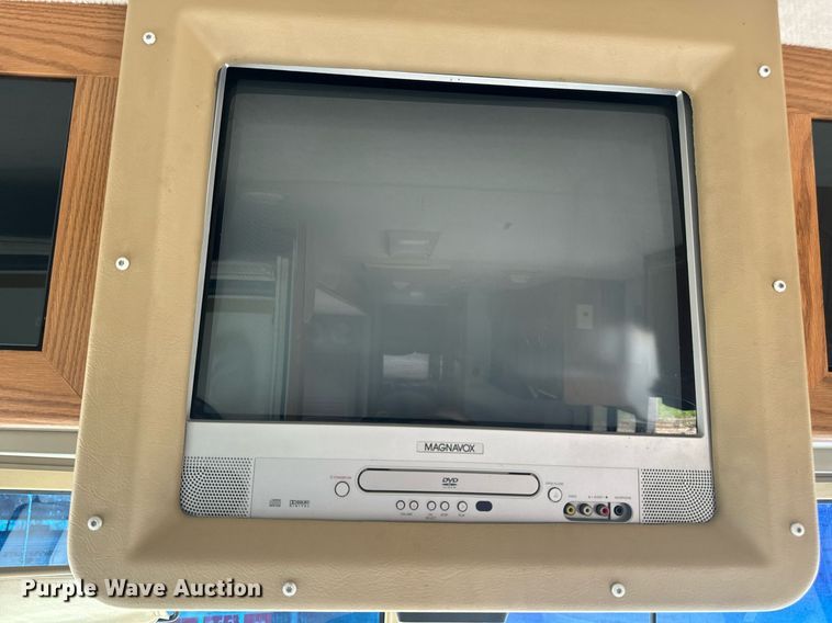 image for item EN4512 1996 Winnebago Adventure RV