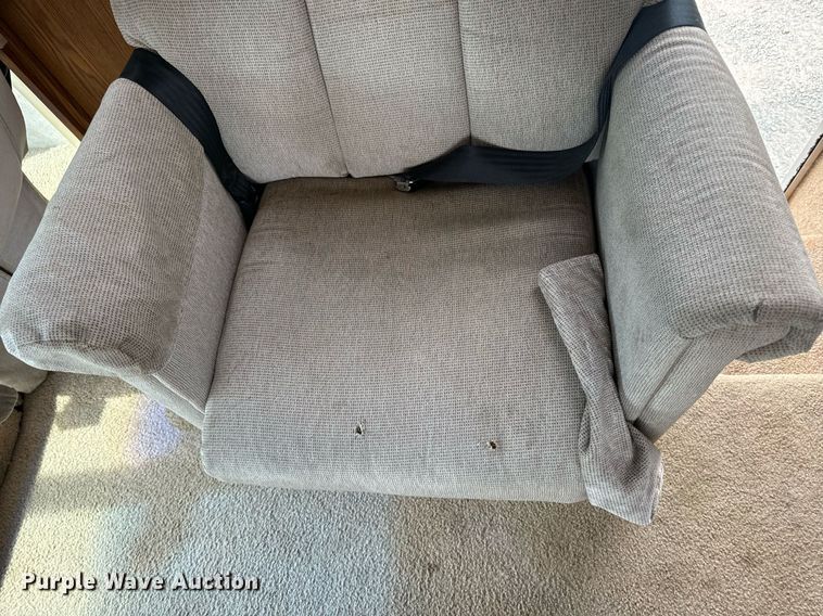 image for item EN4512 1996 Winnebago Adventure RV