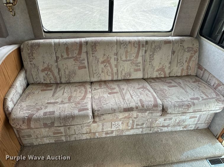 image for item EN4512 1996 Winnebago Adventure RV