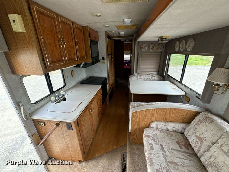 image for item EN4512 1996 Winnebago Adventure RV