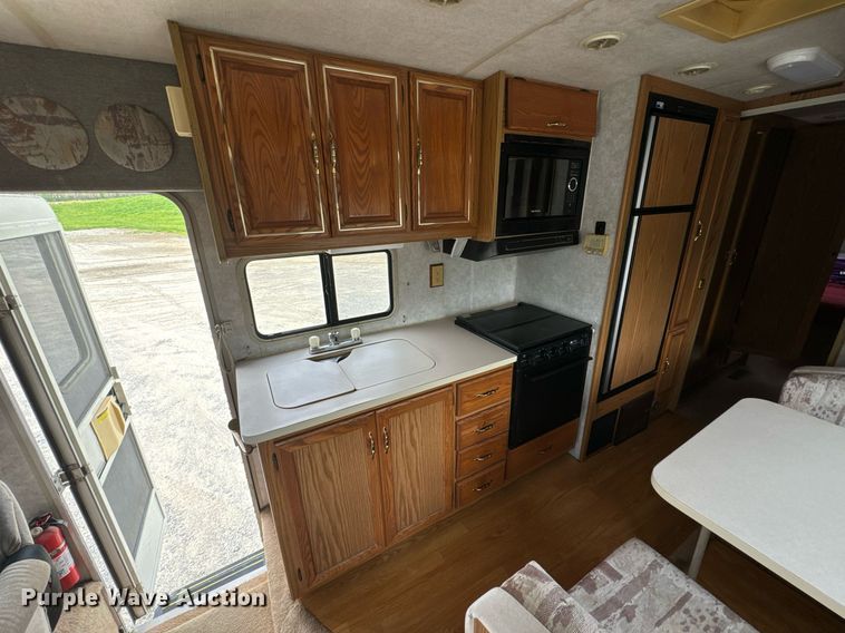 image for item EN4512 1996 Winnebago Adventure RV