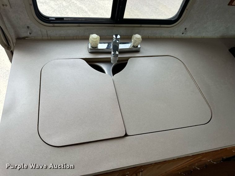 image for item EN4512 1996 Winnebago Adventure RV