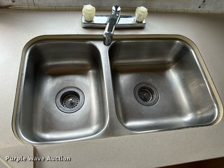 image for item EN4512 1996 Winnebago Adventure RV