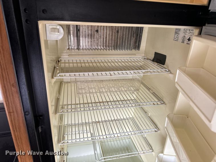 image for item EN4512 1996 Winnebago Adventure RV