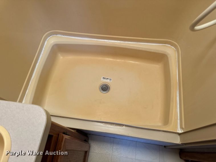 image for item EN4512 1996 Winnebago Adventure RV