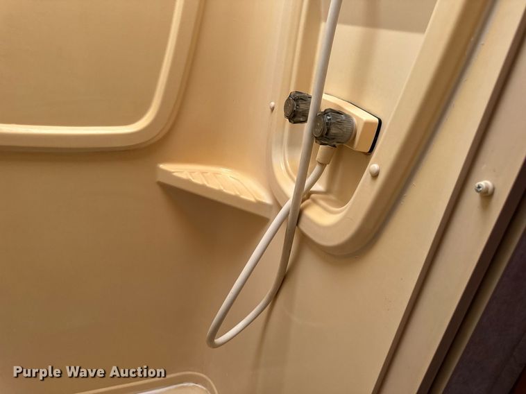 image for item EN4512 1996 Winnebago Adventure RV