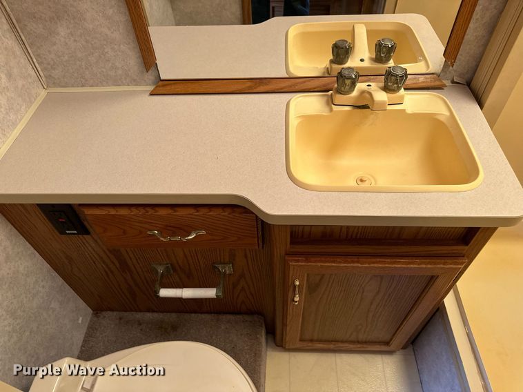 image for item EN4512 1996 Winnebago Adventure RV