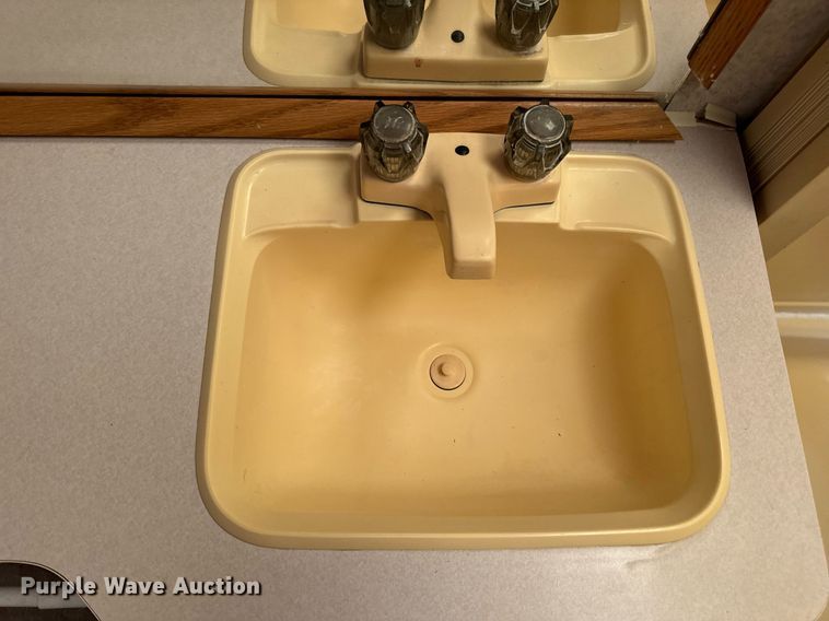 image for item EN4512 1996 Winnebago Adventure RV