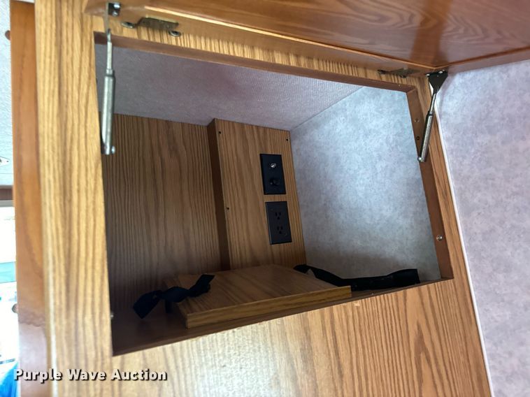 image for item EN4512 1996 Winnebago Adventure RV