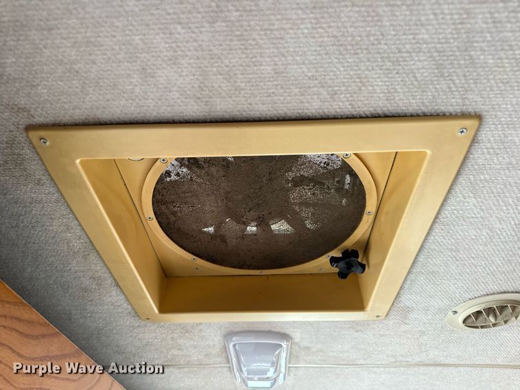 image for item EN4512 1996 Winnebago Adventure RV