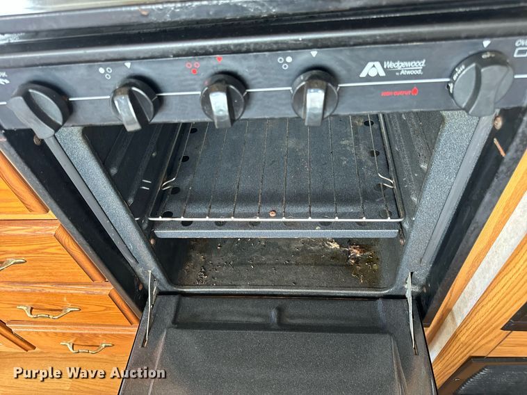 image for item EN4512 1996 Winnebago Adventure RV