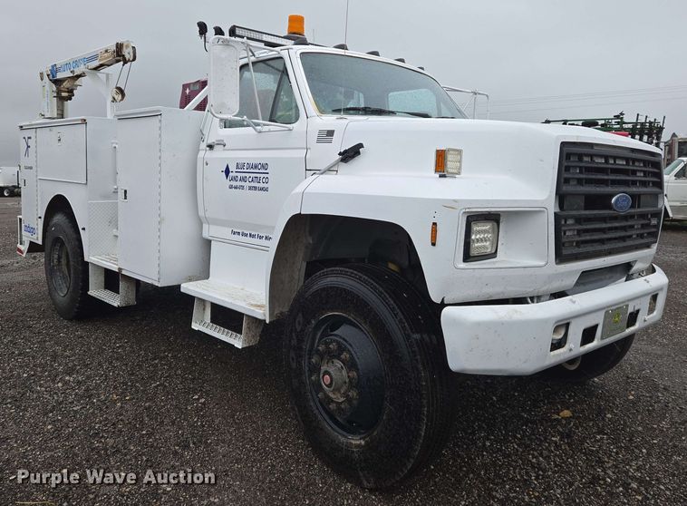 image for item EN8958 1989 Ford F800 utility / service truck