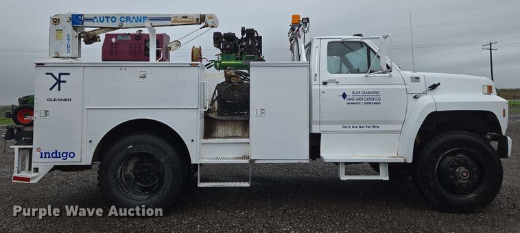 image for item EN8958 1989 Ford F800 utility / service truck