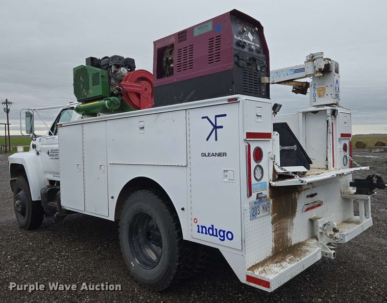 image for item EN8958 1989 Ford F800 utility / service truck