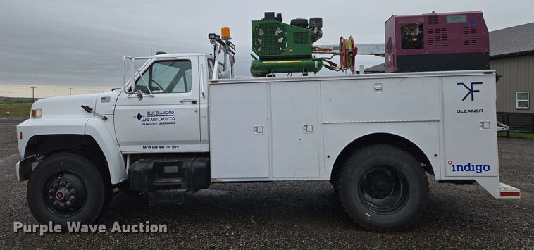 image for item EN8958 1989 Ford F800 utility / service truck