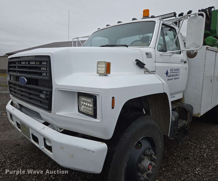image for item EN8958 1989 Ford F800 utility / service truck