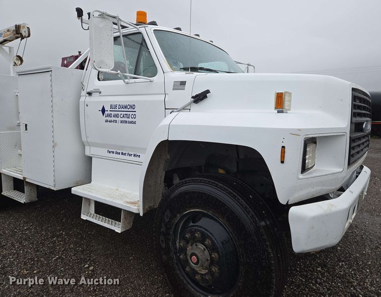 image for item EN8958 1989 Ford F800 utility / service truck
