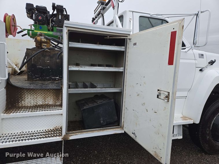 image for item EN8958 1989 Ford F800 utility / service truck