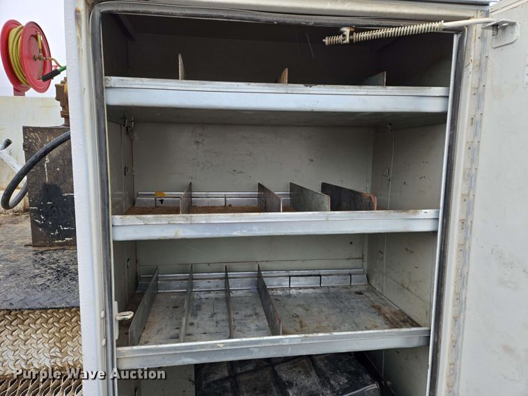 image for item EN8958 1989 Ford F800 utility / service truck