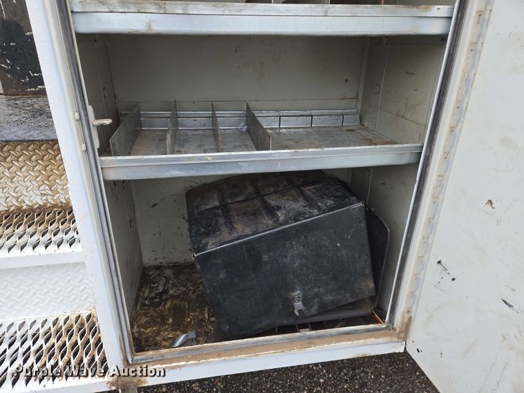 image for item EN8958 1989 Ford F800 utility / service truck