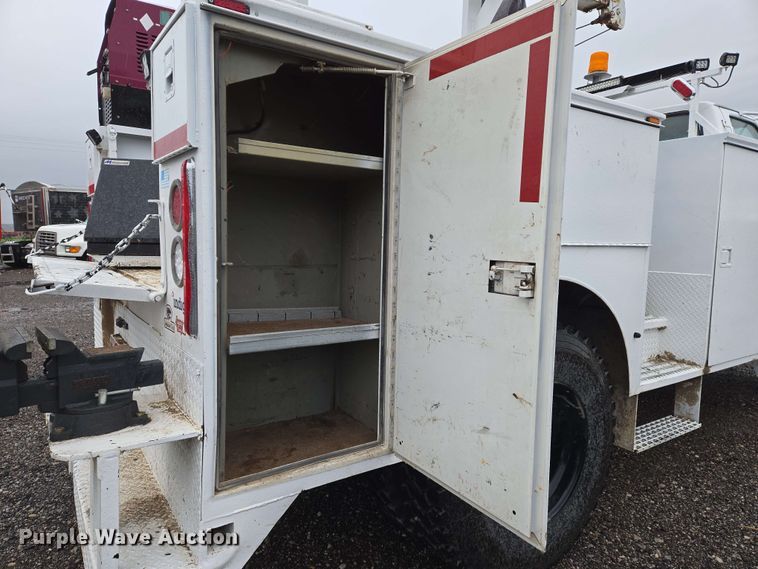 image for item EN8958 1989 Ford F800 utility / service truck