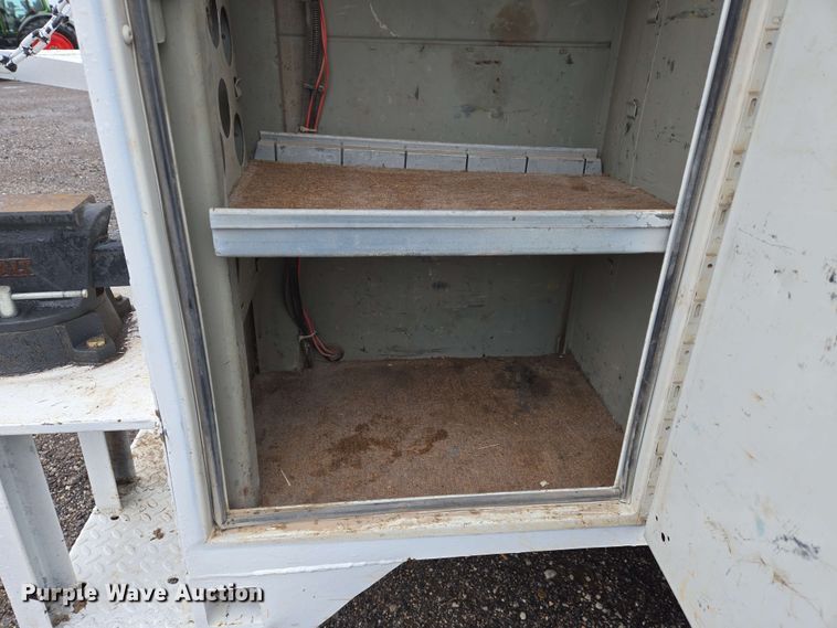 image for item EN8958 1989 Ford F800 utility / service truck