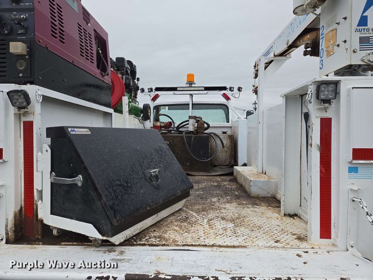 image for item EN8958 1989 Ford F800 utility / service truck