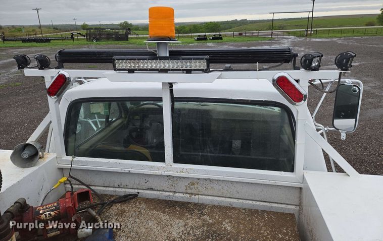 image for item EN8958 1989 Ford F800 utility / service truck