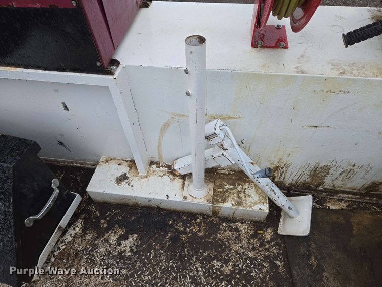 image for item EN8958 1989 Ford F800 utility / service truck