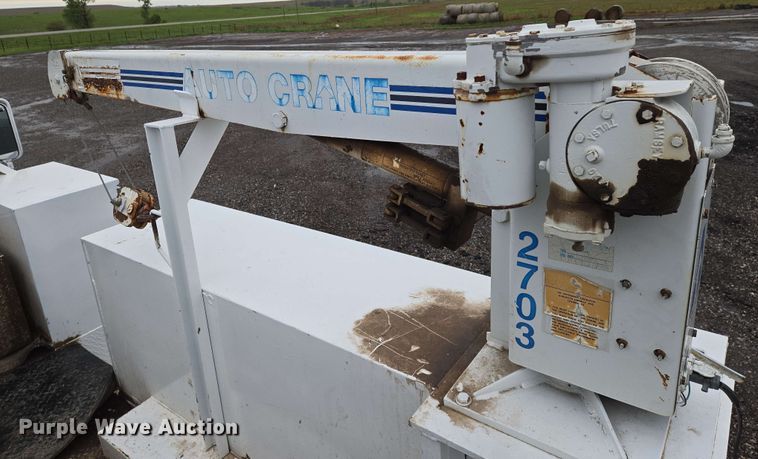 image for item EN8958 1989 Ford F800 utility / service truck