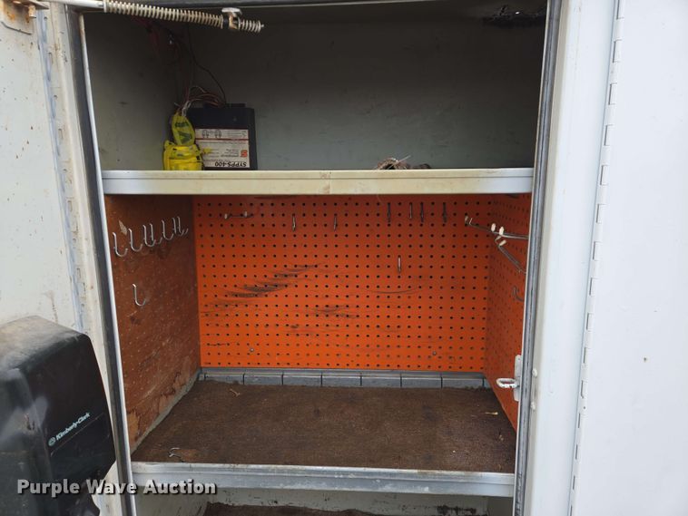 image for item EN8958 1989 Ford F800 utility / service truck