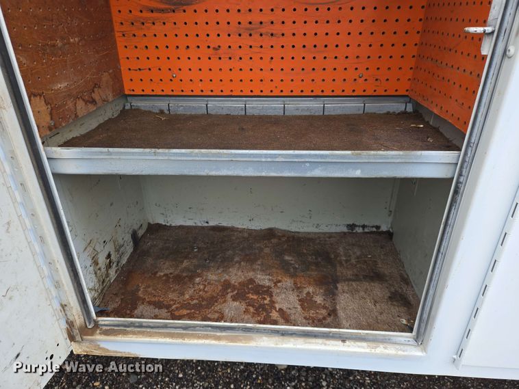 image for item EN8958 1989 Ford F800 utility / service truck