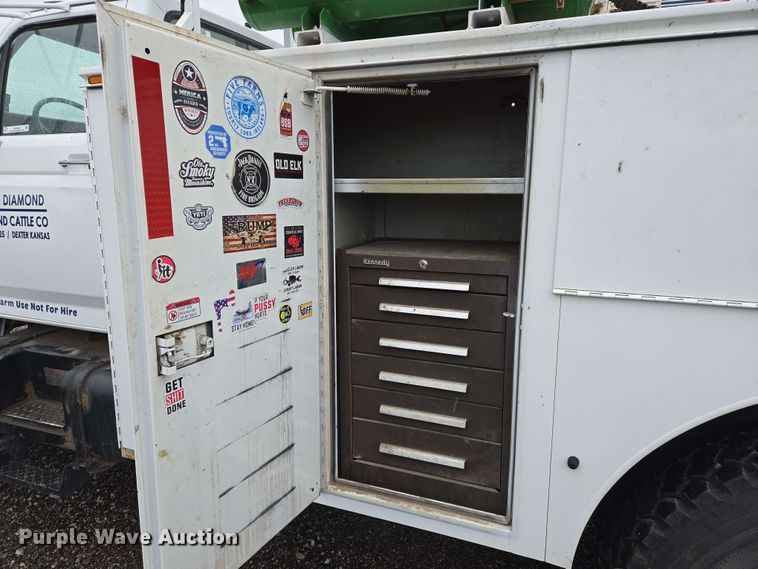 image for item EN8958 1989 Ford F800 utility / service truck